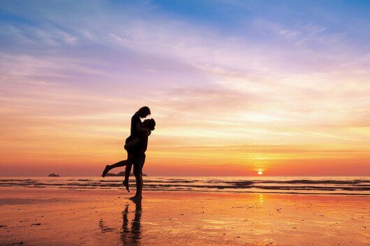 couple sur les bords de la plage