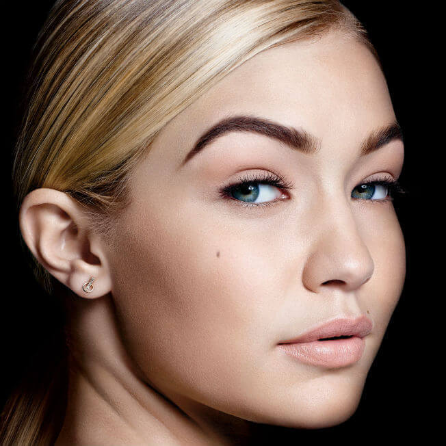 Un visage pour ses sourcils.