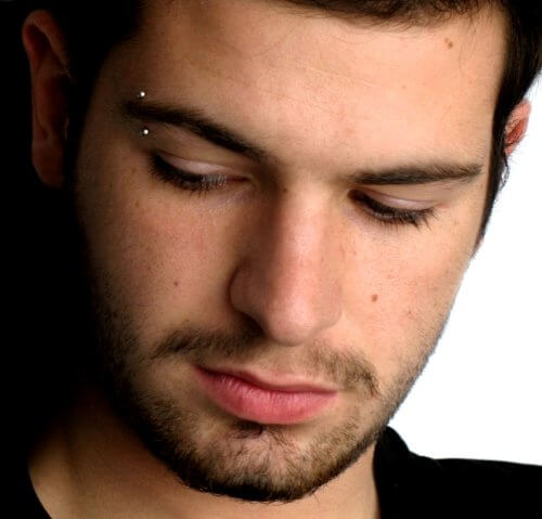 La forme de ses sourcils.