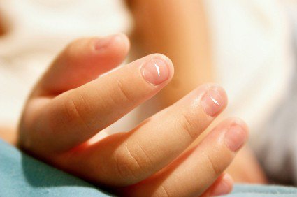 5 signes de mauvaise santé visibles sur les ongles : ongles avec des stries