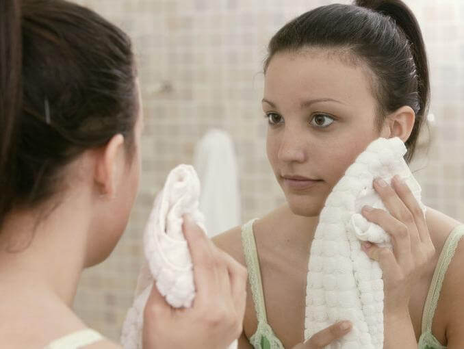 Percer les boutons d'acné.