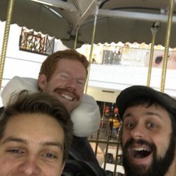 L'amitié leur a fait voyagé à travers le monde avec leur ami handicapé