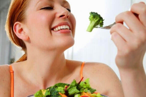 femme qui mange du brocoli