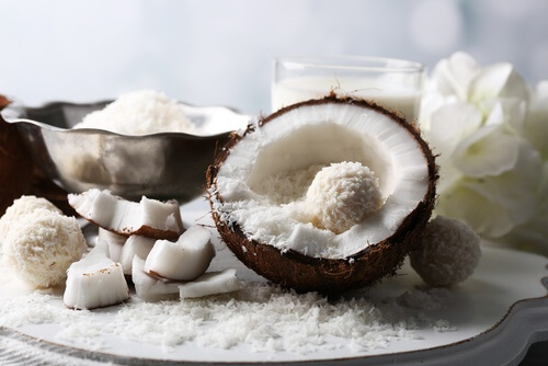 Aliments crus : noix de coco.