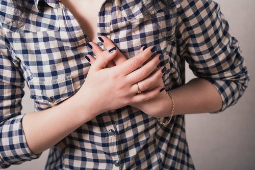 Femme qui a mal au coeur