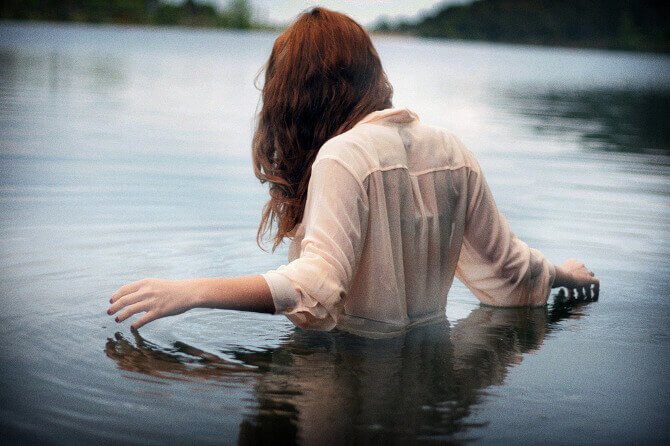 femme dans un lac 