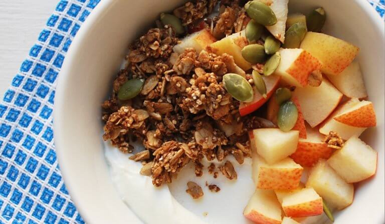 Salade de fruits avec des graines de courge