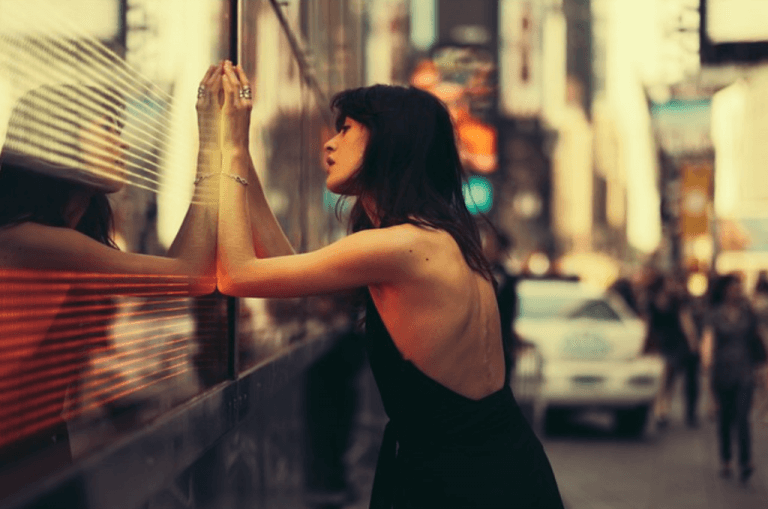 femme devant un train 