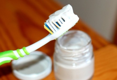 Le dentifrice pour les meubles en bois.