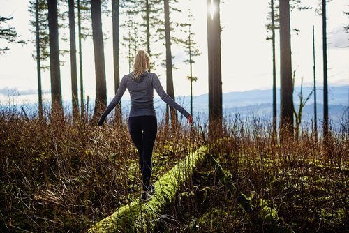 femme qui se balade pour éliminer le stress