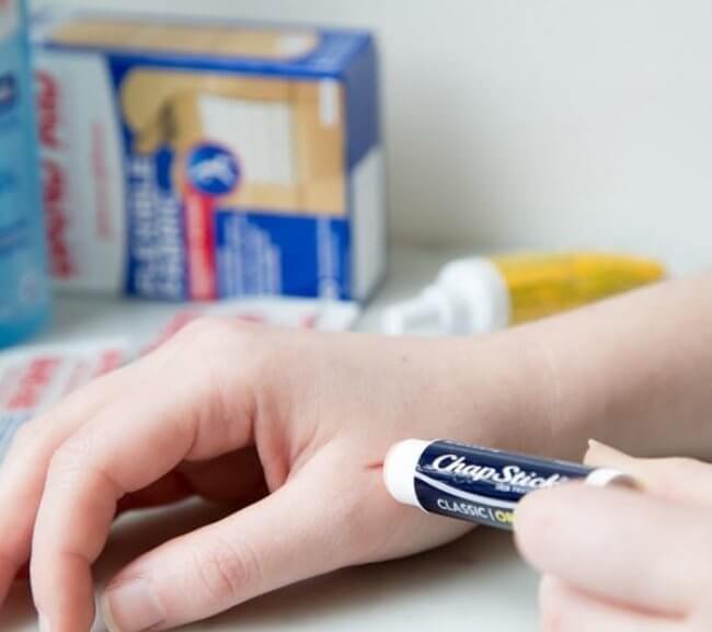 usages alternatifs du baume à lèvres : protège les égratignures