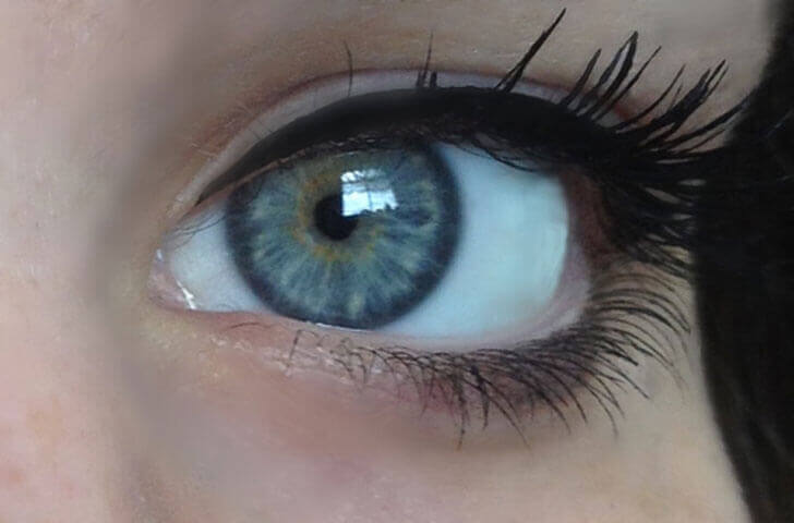 les yeux bleu clair