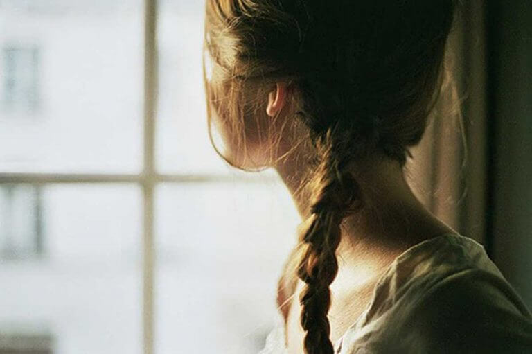 jeune fille qui regarde dehors