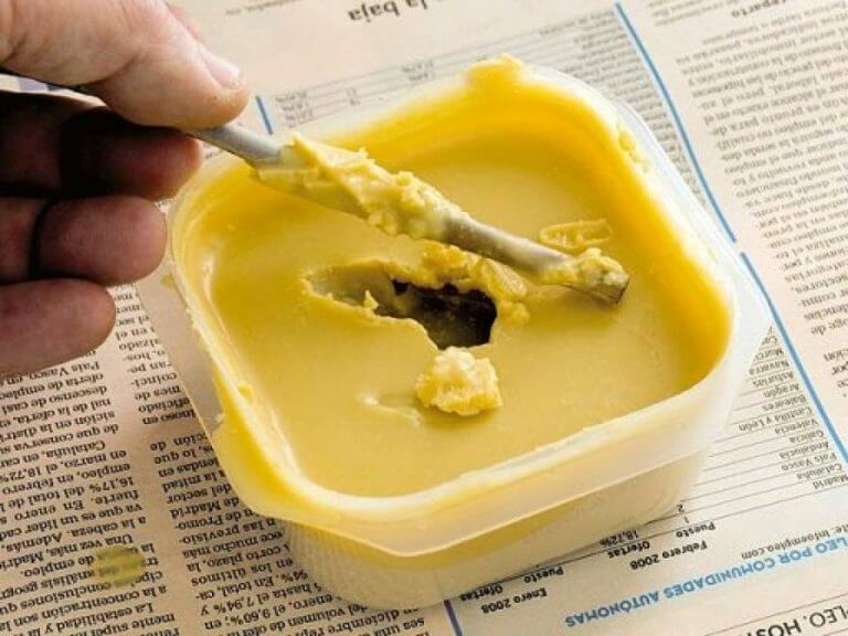 Cire pour les meubles en bois.