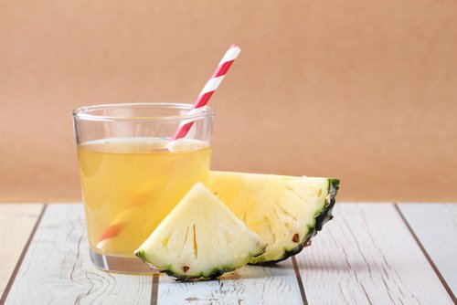 La boisson à l'écorce d'ananas.