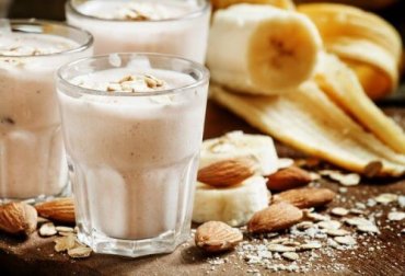 Un délicieux smoothie au gingembre et aux amandes pour éclaircir les taches sur la peau