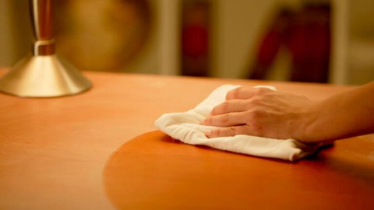 L'huile pour vos meubles en bois.