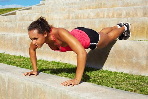 Pompes pour renforcer le corps.