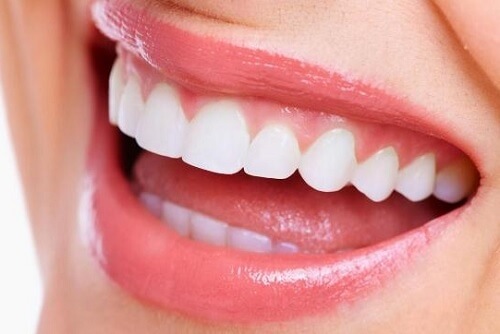 le blanchiment des dents parmi les mythes