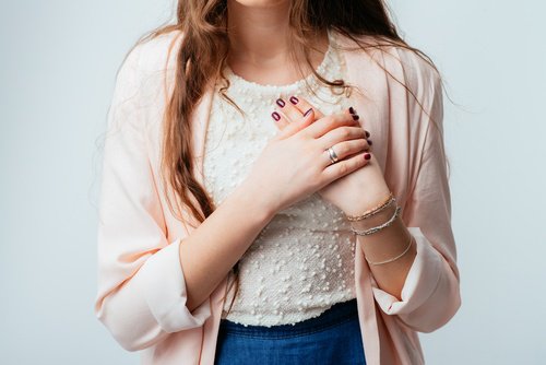 Une crise cardiaque peut avoir pour origine l'hypertension.