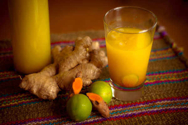 Préparer le jus de curcuma.