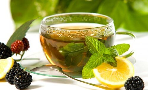 Consommer du thé vert au citron.