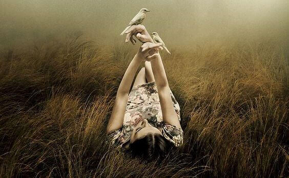 jeune fille dans un prie et avec des oiseaux 