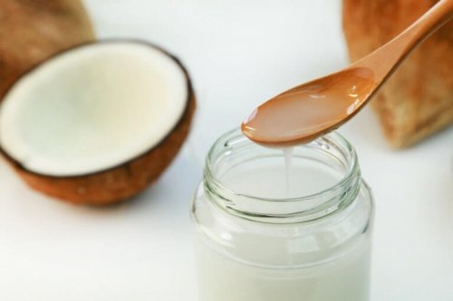 remèdes pour éliminer naturellement la plaque dentaire : huile de coco