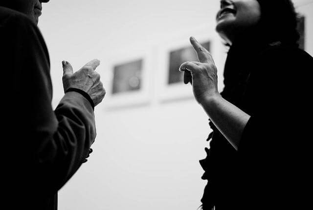 deux personnes qui discutent