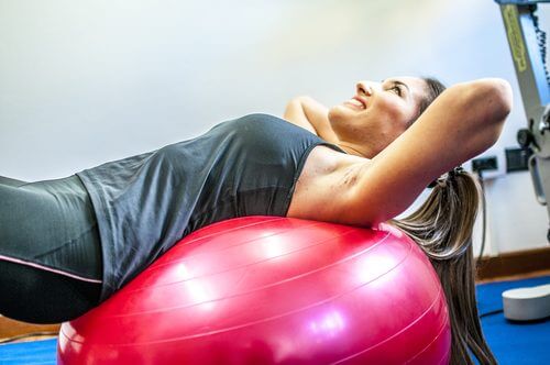 Première série d’exercices à réaliser avec un ballon de gym