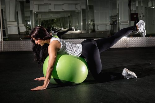 Troisième série d’exercices à réaliser avec un ballon de gym