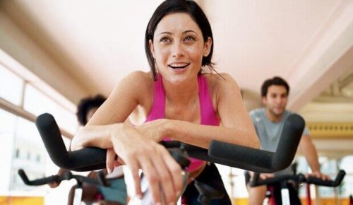 Femme sur un vélo d'appartement