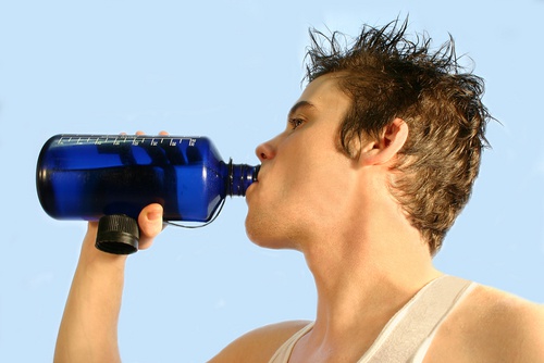 transpirer fait maigrir : boire de l'eau