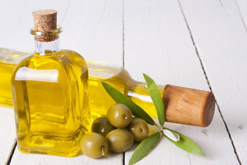 embellir les cheveux avec de l'huile d'olive : après shampoing naturel