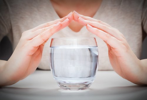 Les effets de boire un verre d’eau une DEMI-HEURE avant de manger