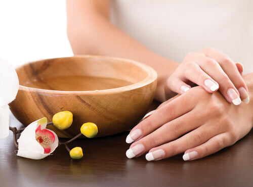 Prendre soin des ongles avec des massages.