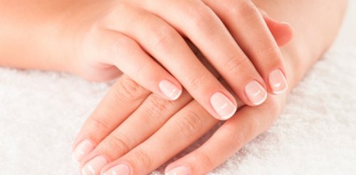 9 astuces pour prendre soin des ongles à l’intérieur et à l’extérieur de manière naturelle