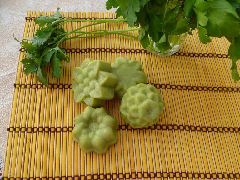 Préparer un savon au persil.