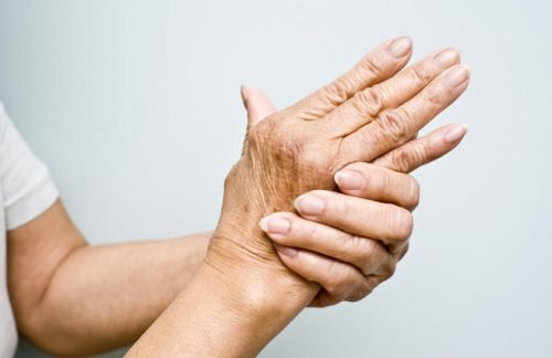 7 remèdes naturels contre l’arthrite des mains