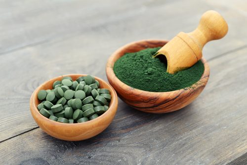 La spiruline aide à développer les muscles des fesses.