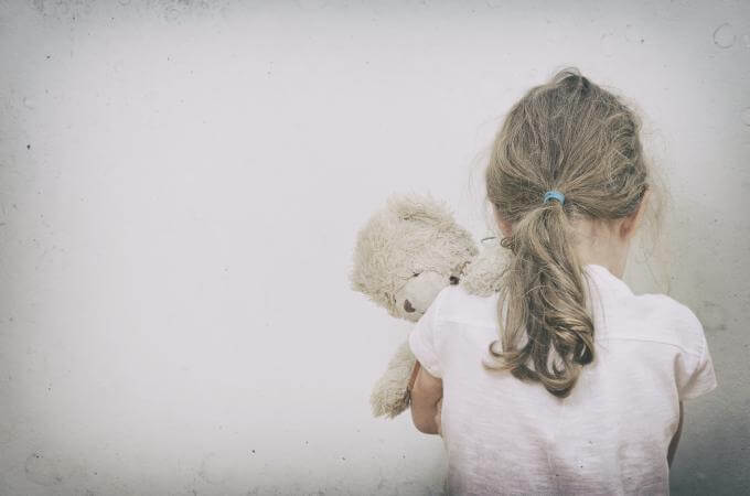 petite fille seule avec son nounours