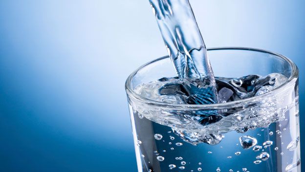 Boire de l'eau de qualité pour éviter le pH acide dans le corps.