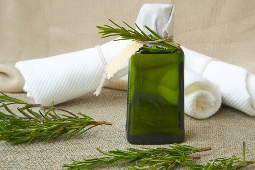 Comment préparer cet après-shampooing aux herbes et au vinaigre