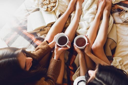 femmes buvant une infusion pour lutter contre les jambes lourdes