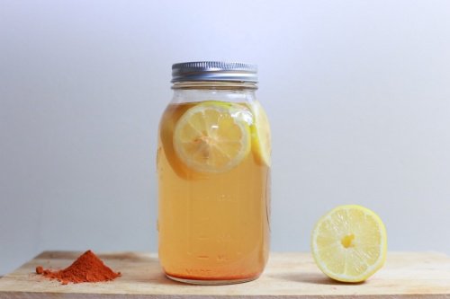 boisson au curcuma et à l'eau citronnée