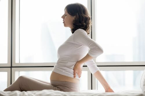 femme souffrant de douleurs lombaires