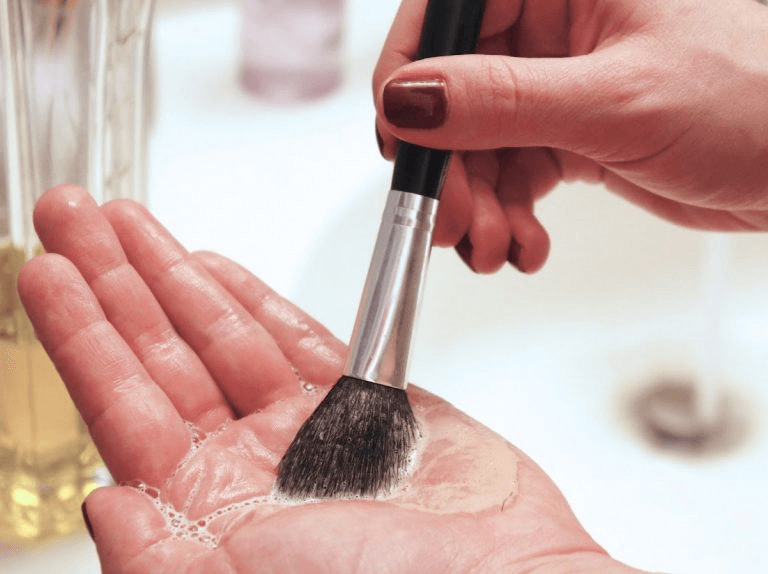 pinceau-maquillage-main