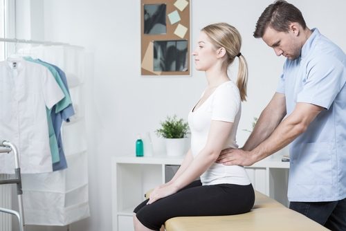 médecin soignant les douleurs lombaires