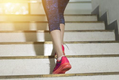 Montez des escaliers pour brûler des calories.