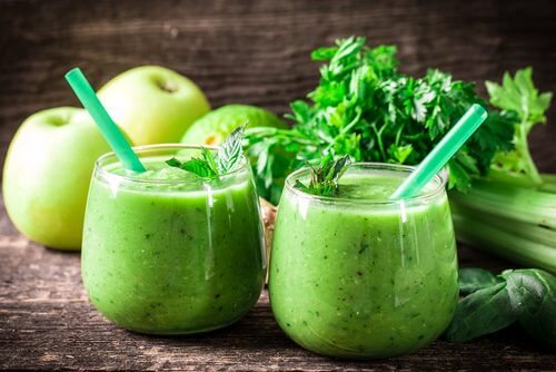 Eliminez vos toxines avec du citron, du céleri et des pommes vertes